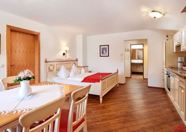 Wohnk&uuml;che mit Doppelbett im Appartement Studio Superior