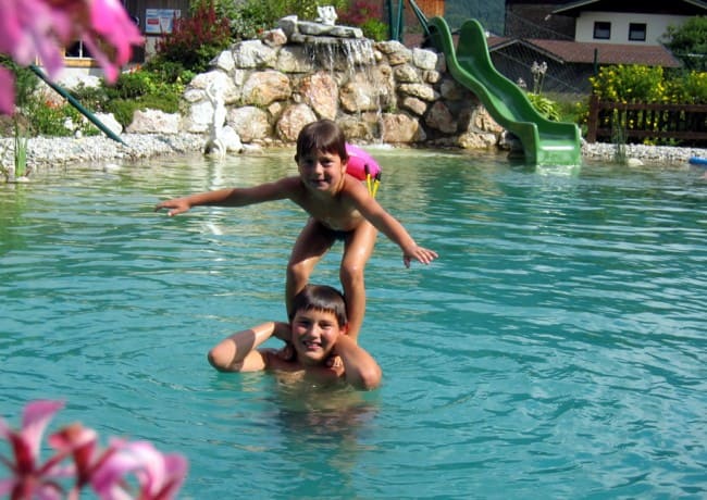 Kinder spielen im Pool