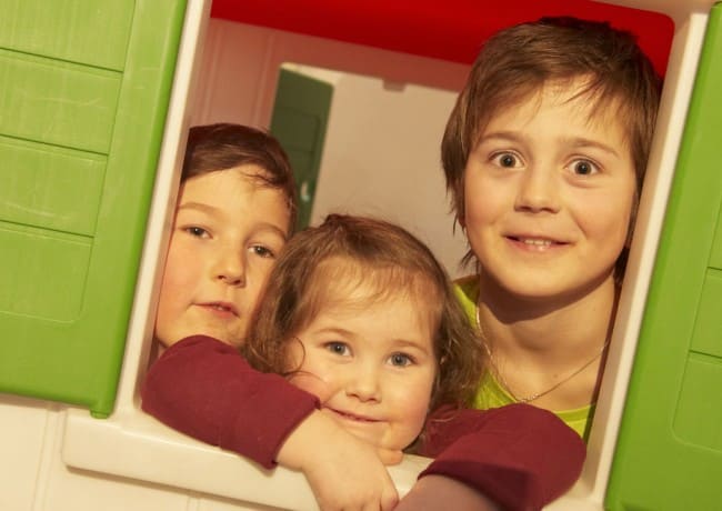 Kids haben Spaß im Spielraum