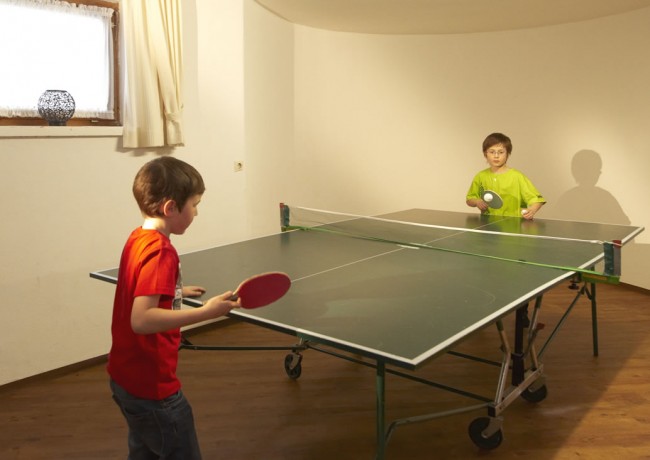 Kinder beim Tischtennis spielen im Aparthotel Dachsteinblick