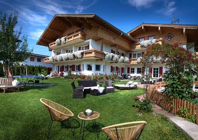 Großzügiger Garten mit Spielplatz