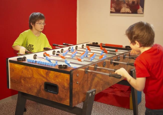 Kinder spielen Tischfußball