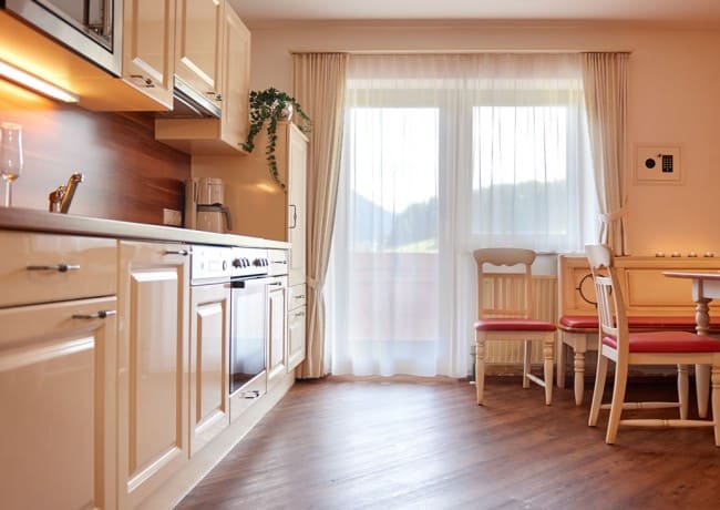 Küche im Appartement mit Balkon