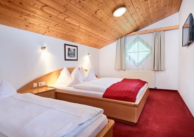 Schlafzimmer mit Doppelbett und Einzelbett