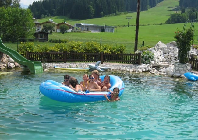 Kinder beim Plantschen im Pool