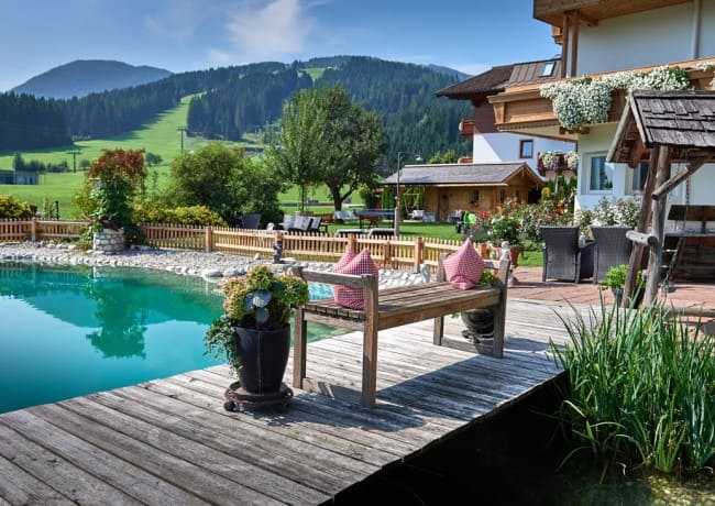 Sitzgelegenheit mit Blick auf Pool und Berge