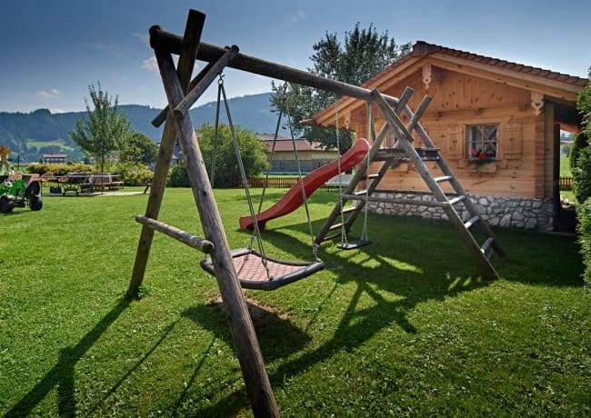 Spielplatz & Hütte im Garten