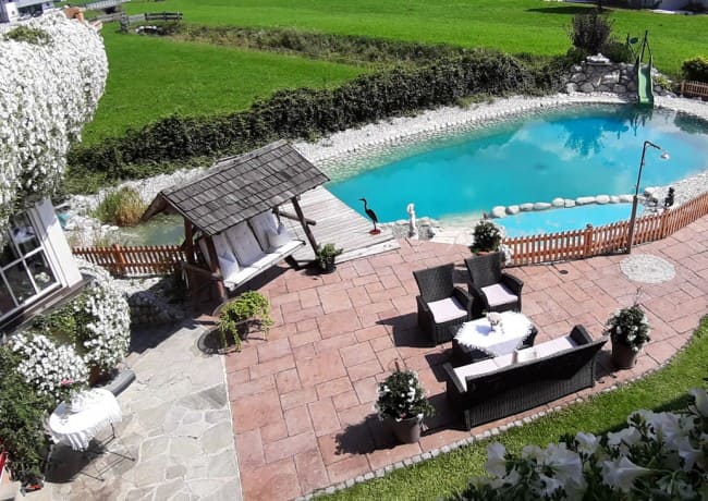 Gartenanlage mit Pool