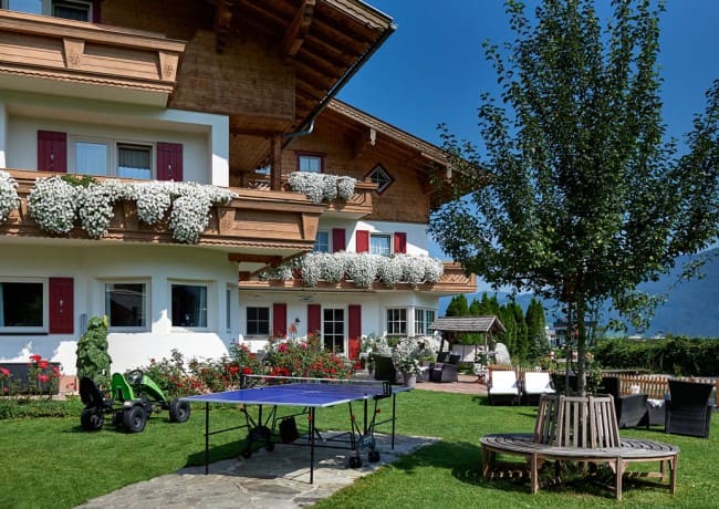 Tischtennis und Spielfahrzeuge im großzügigen Garten