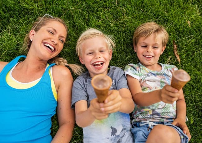 Eis essen und Spaß haben im Sommerurlaub © Flachau Tourismus
