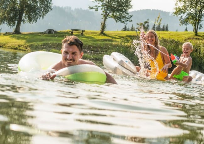 Schwimmen im nahe gelegenen Badesee Reitdorf © Flachau Tourismus