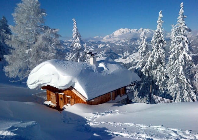 Verschneite Almhütte