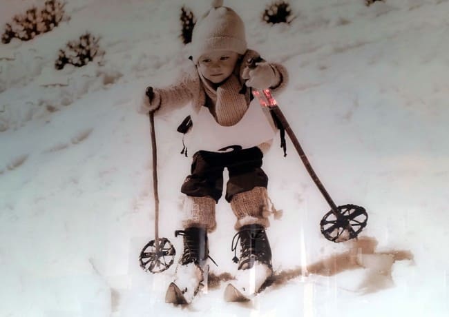 Altes Foto von Kind beim Skifahren