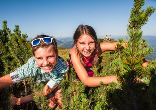 Kinder haben Spaß beim Wandern © Flachau Tourismus