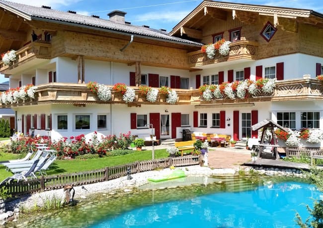 Haus Dachsteinblick mit Badeteich und Liegewiese