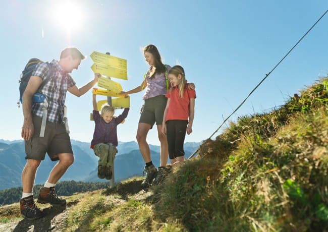 Familie beim Wandern &copy; Flachau Tourismus