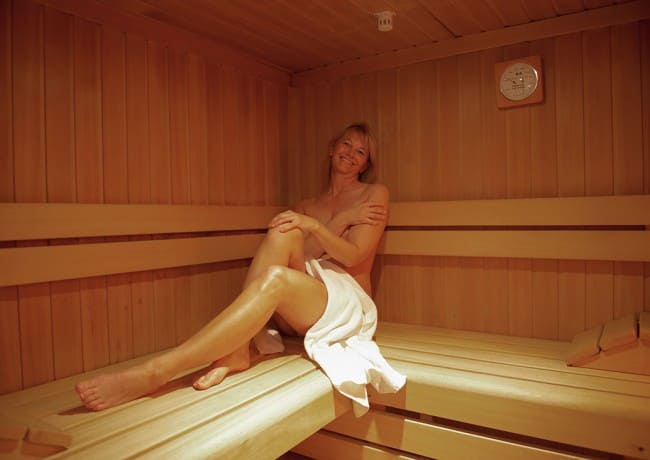 W&auml;rme tanken in der Sauna