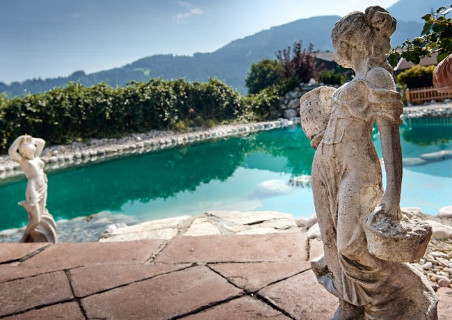 Dekorative Statuen am Badeteich