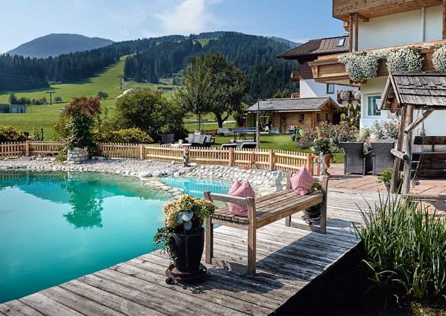 Relaxen am Pool mit Blick auf die Berge