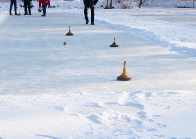 Eisstockschießen auf der hauseigenen Eisstockbahn