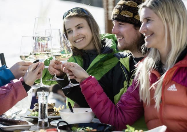 Freunde beim Apr&eacute;s Ski &copy; Flachau Tourismus