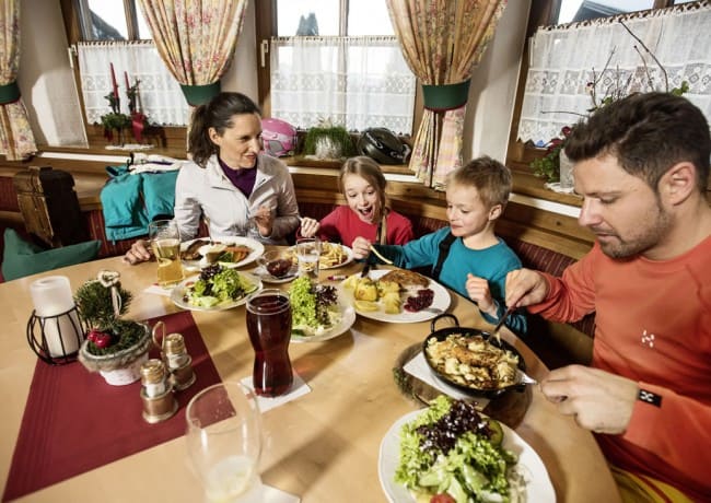 Gutes Essen bei der Einkehr in eine der viele Skih&uuml;tten &copy; Flachau Tourismus
