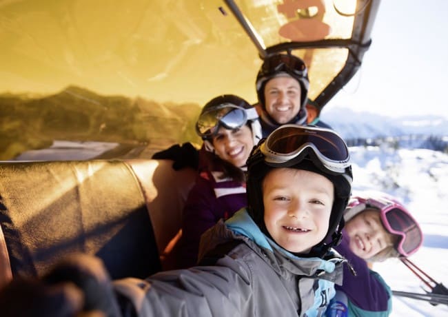 Familie in modernem Skilift &copy; Flachau Tourismus