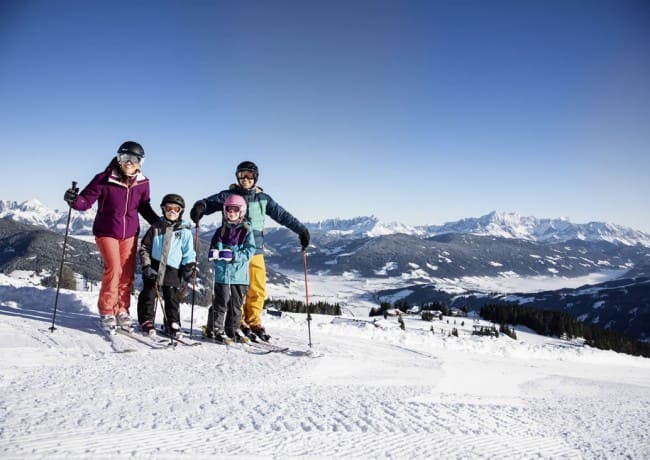 Familie im Skiurlaub am Berg &copy; Flachau Tourismus