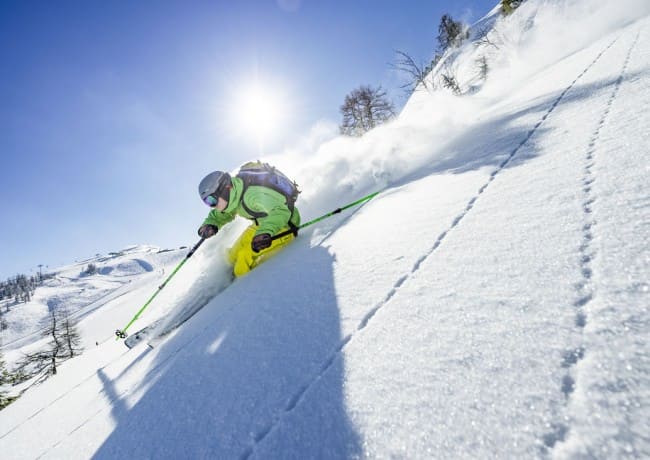 Skivergn&uuml;gen im Tiefschnee &copy; Flachau Tourismus